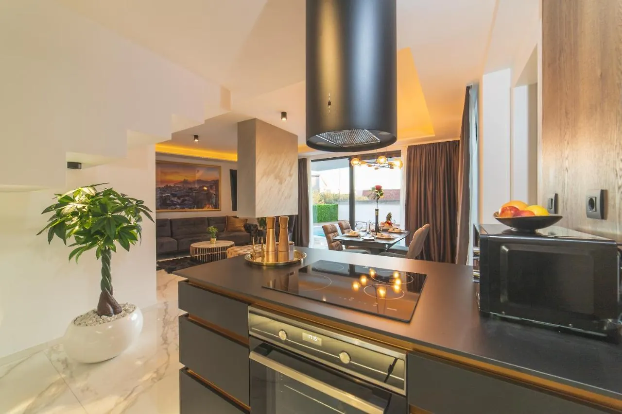 Luxury Villa Favela With Heated Pool Trogir